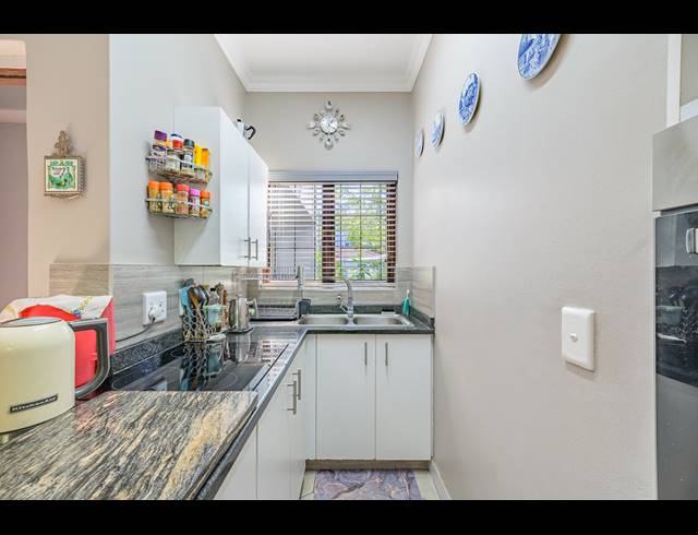 2 BEDROOM APARTMENT FOR SALE IN SHEFFIELD BEACH